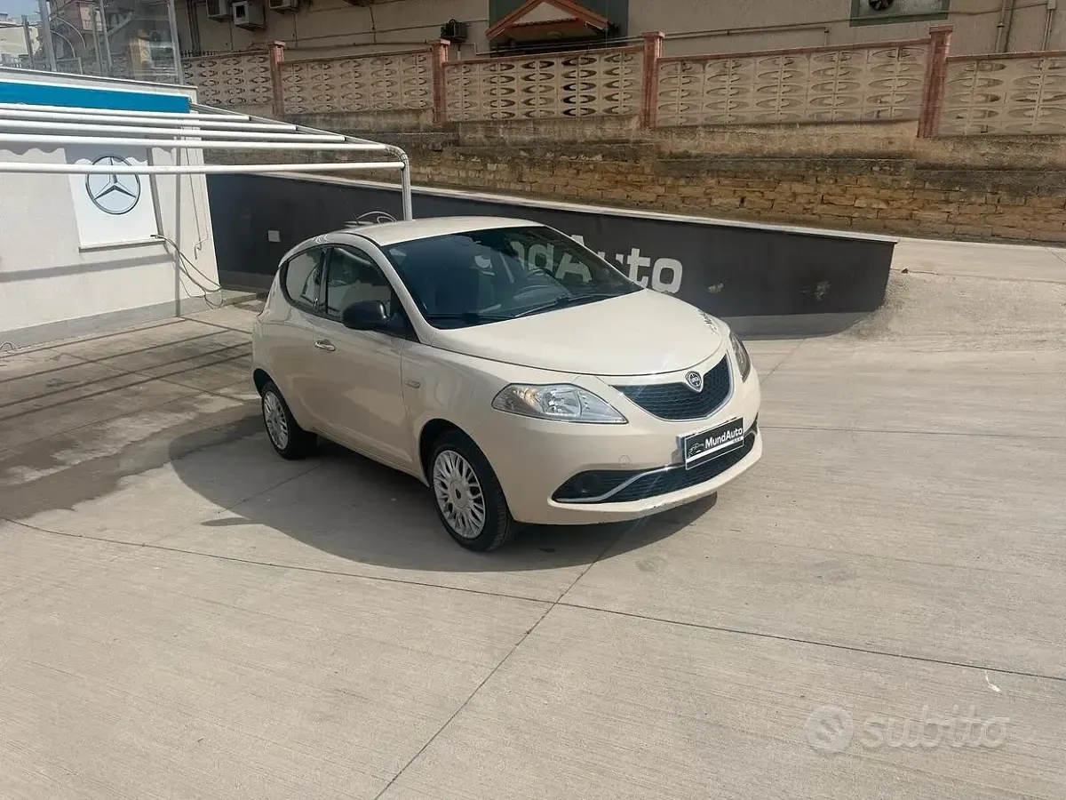 Usata Lancia Ypsilon Gold 69 CV (50 kW) 2016 Beige Utilitaria