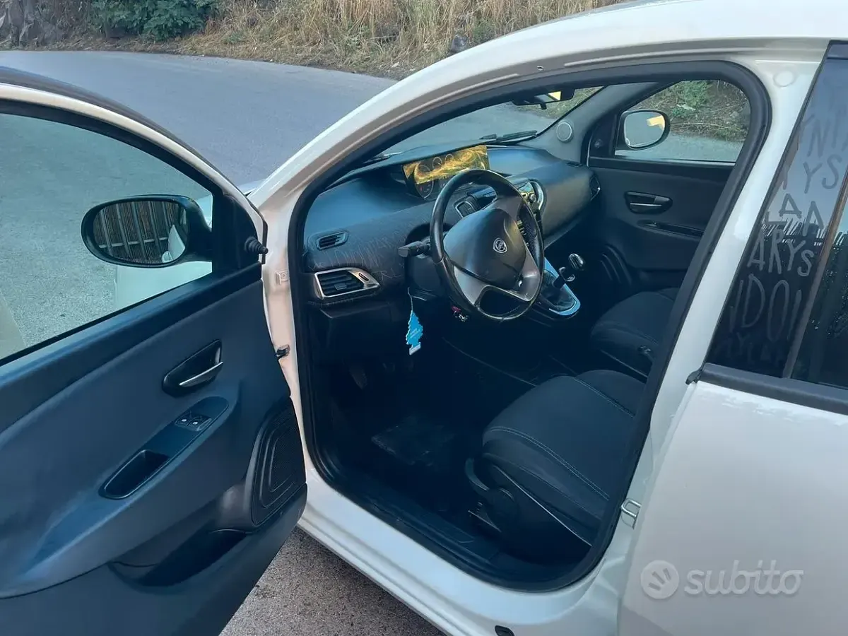 Usata Lancia Ypsilon 69 CV (50 kW) 2014 Bianco Utilitaria