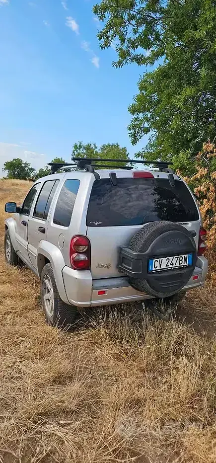 Usata Jeep Cherokee Sport 163 CV (119 kW) 2005 Grigio SUV