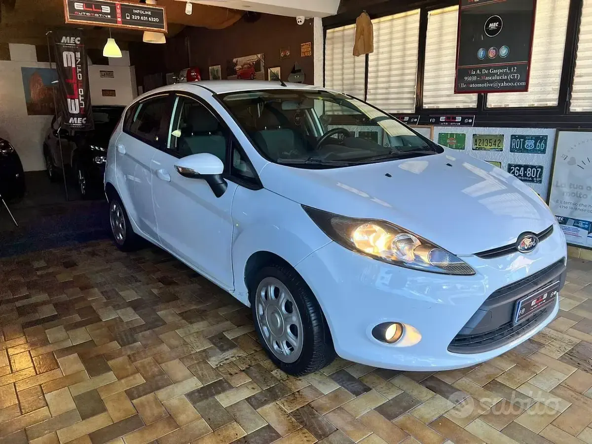 Usata Ford Fiesta 97 CV (71 kW) 2010 Bianco Utilitaria