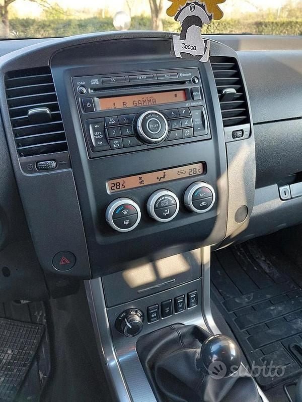 Usata Nissan Navara Platinum 190 CV (139 kW) 2012 Grigio Pick-up