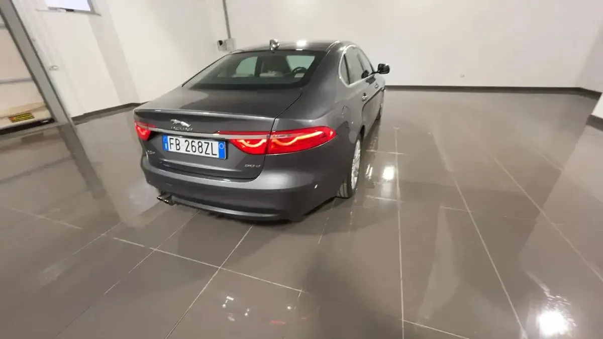 Usata Jaguar XF Prestige 180 CV (132 kW) 2016 Grigio scuro met. Berlina