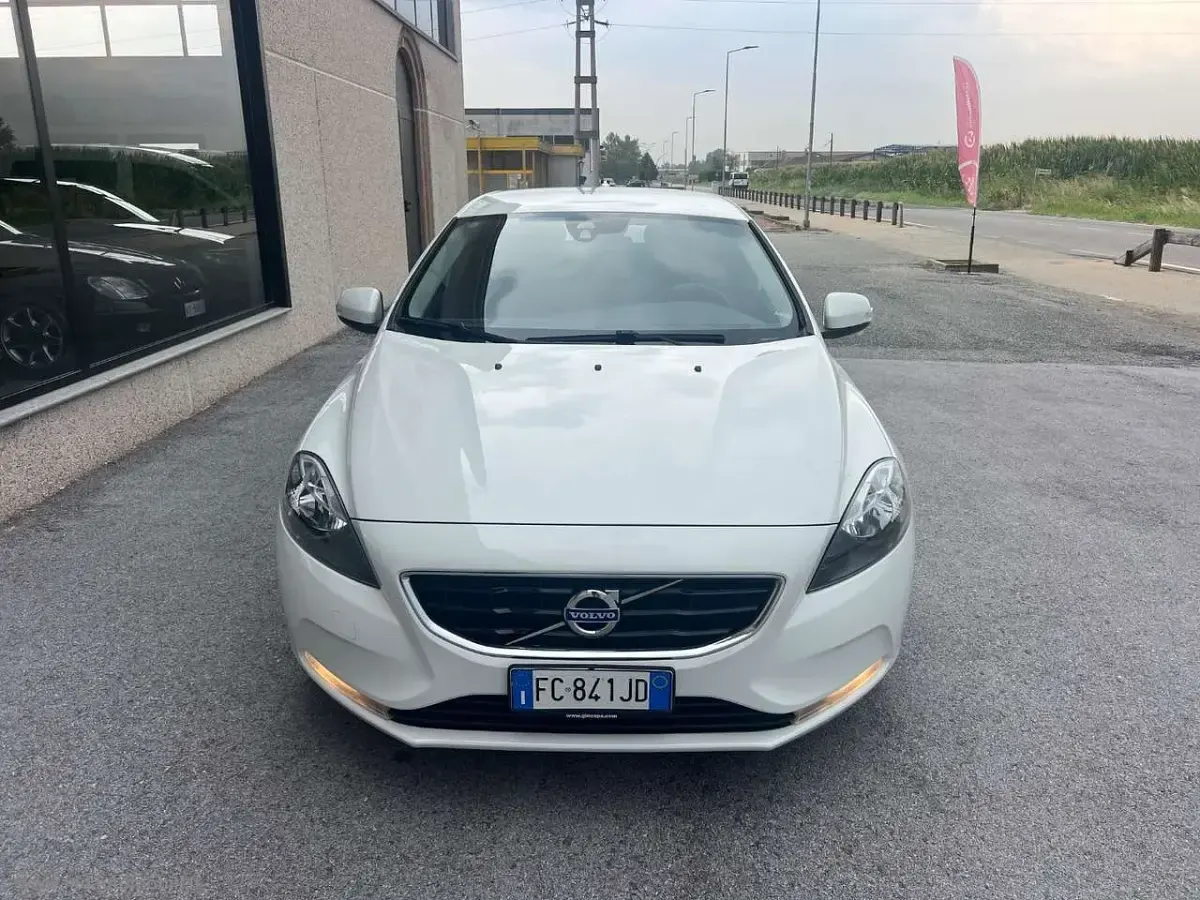 Usata Volvo V40 Momentum 120 CV (88 kW) 2016 Bianco Berlina