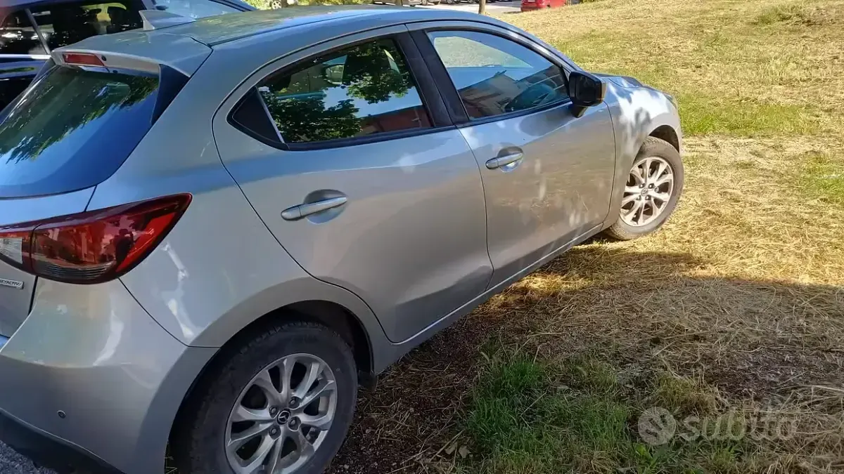 Usata Mazda 2 Exceed 105 CV (77 kW) 2017 Grigio Berlina