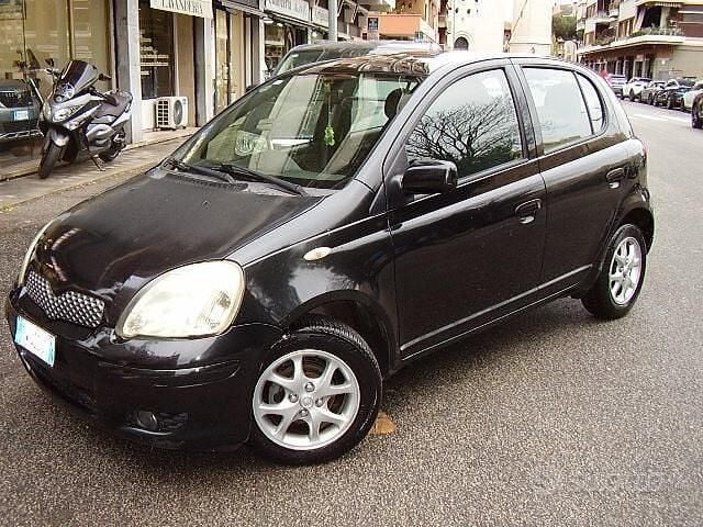 Nero Usata 2005 Toyota Yaris Tre volumi | 2500 € (Buon prezzo) - Immagine 1/4