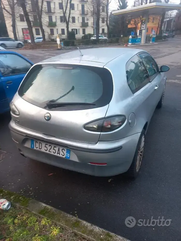 Usata Alfa Romeo 147 116 CV (85 kW) 2003 Grigio Utilitaria