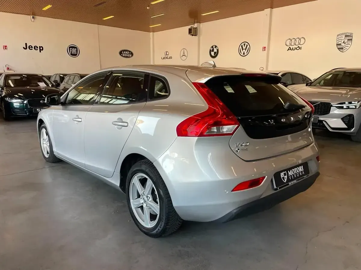 Usata Volvo V40 Business Edition 120 CV (88 kW) 2018 Argento Berlina