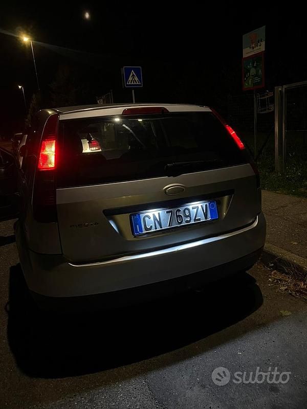 Usata Ford Fiesta 75 CV (55 kW) 2004 Grigio Utilitaria