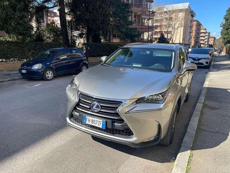 Usata Lexus NX300h Luxury Line 155 CV (114 kW) 2017 Argento SUV