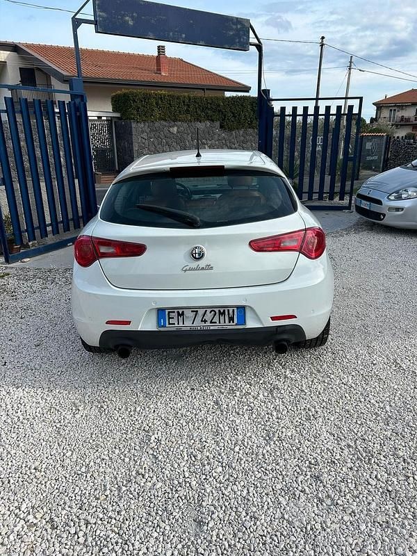 Bianco Usata 2012 Alfa Romeo Giulietta Exclusive Tre volumi | 6299 € (Ottimo prezzo) - Immagine 1/4
