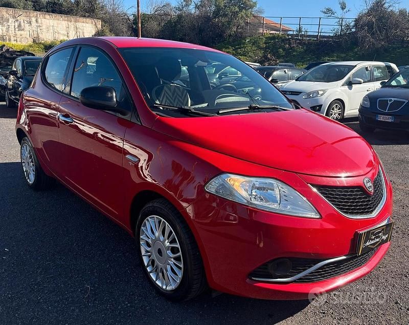 Usata Lancia Ypsilon Gold 69 CV (50 kW) 2017 Rosso Utilitaria