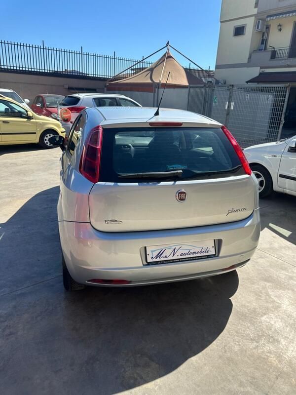 Usata Fiat Grande Punto Dynamic 65 CV (47 kW) 2008 Grigio metallizzato Utilitaria