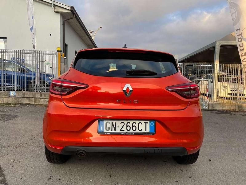 Usata Renault Clio V SE 67 CV (49 kW) 2023 Arancione Berlina