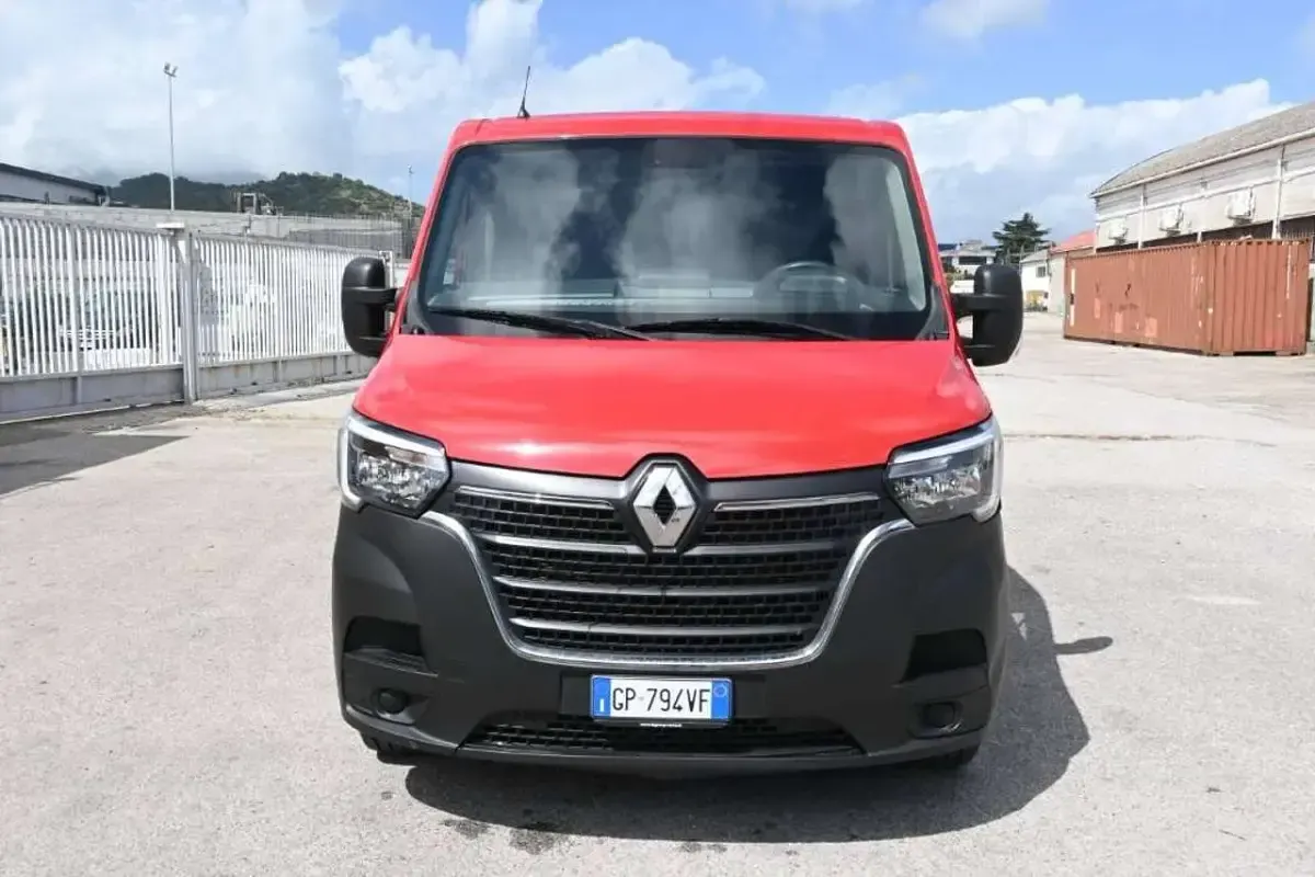 Usata Renault Master T28 135 CV (99 kW) 2023 Rosso Monovolume