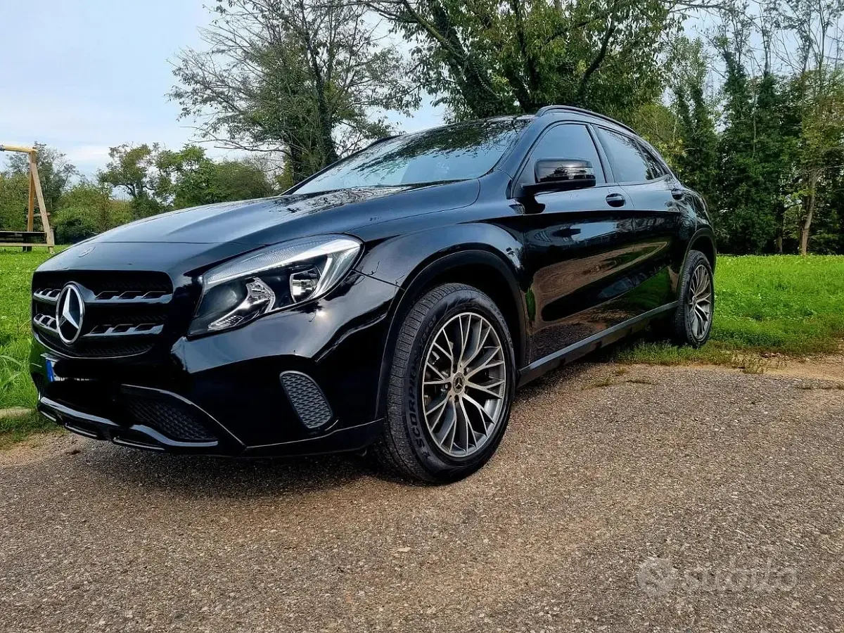 Usata Mercedes GLA180 109 CV (80 kW) 2017 Nero SUV