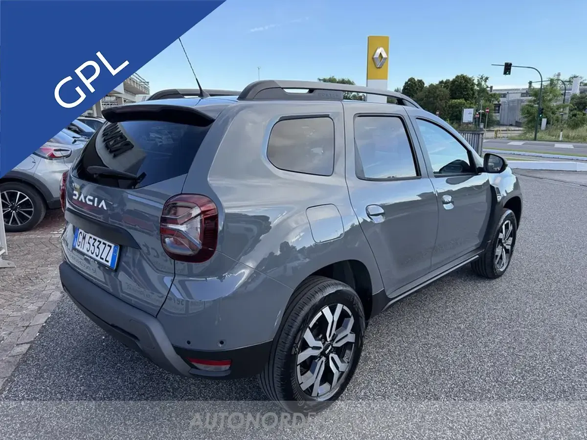 Usata Dacia Duster Journey 101 CV (74 kW) 2023 Grigio SUV