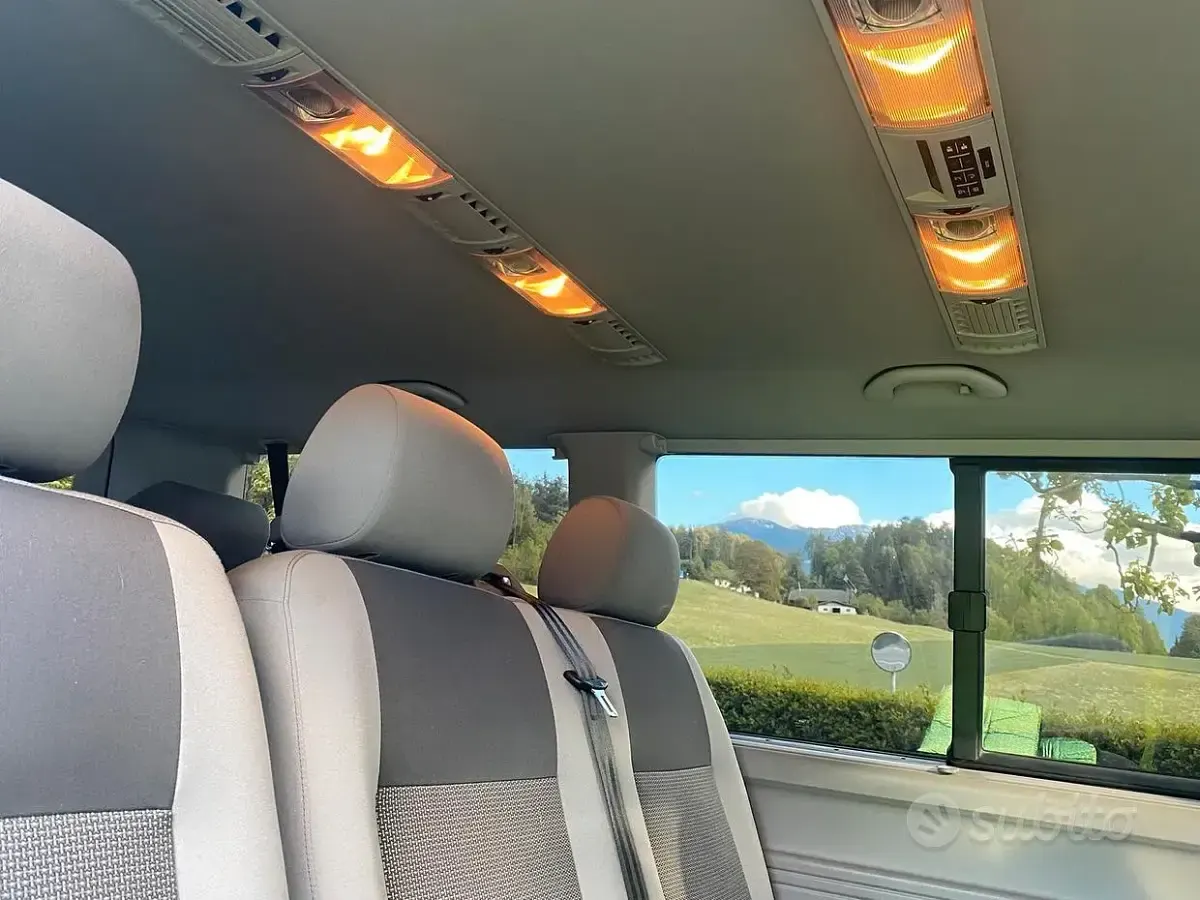 Usata VW Caravelle 140 CV (102 kW) 2011 Grigio Furgone