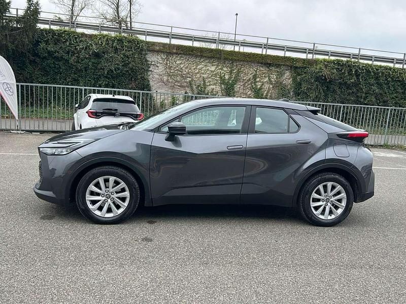 Usata Toyota C-HR Active 140 CV (102 kW) 2024 Grigio SUV