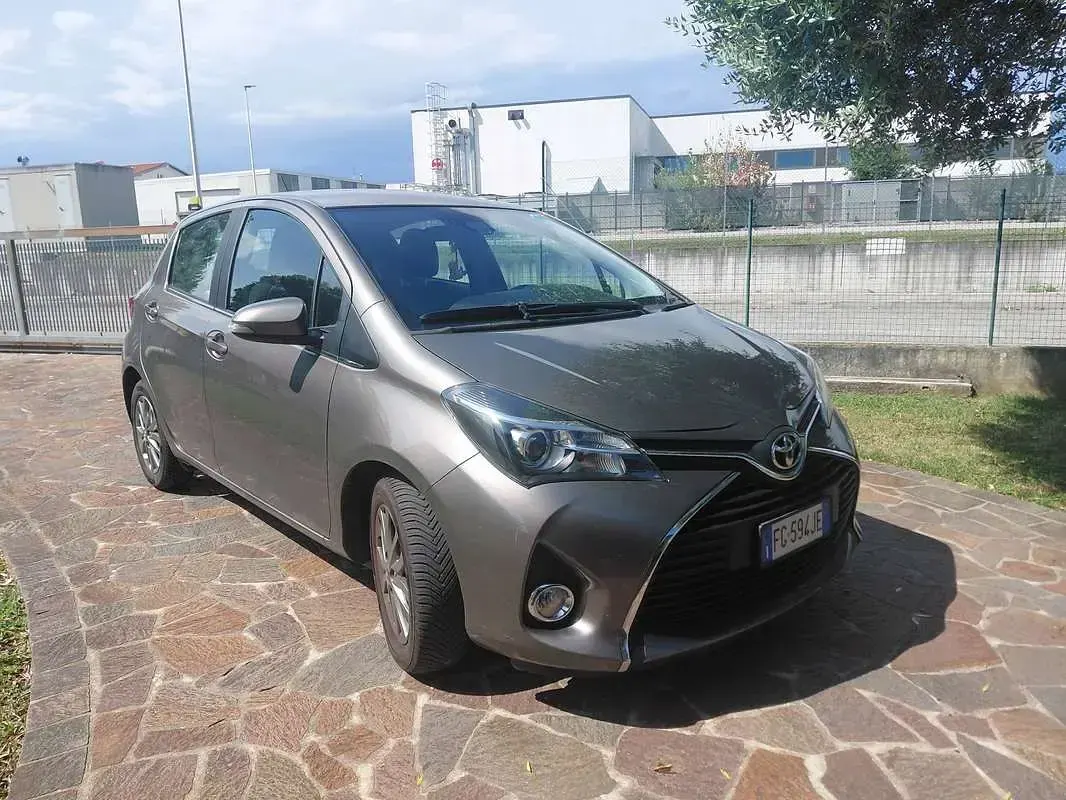 Usata Toyota Yaris Edition 69 CV (50 kW) 2017 Grigio Berlina