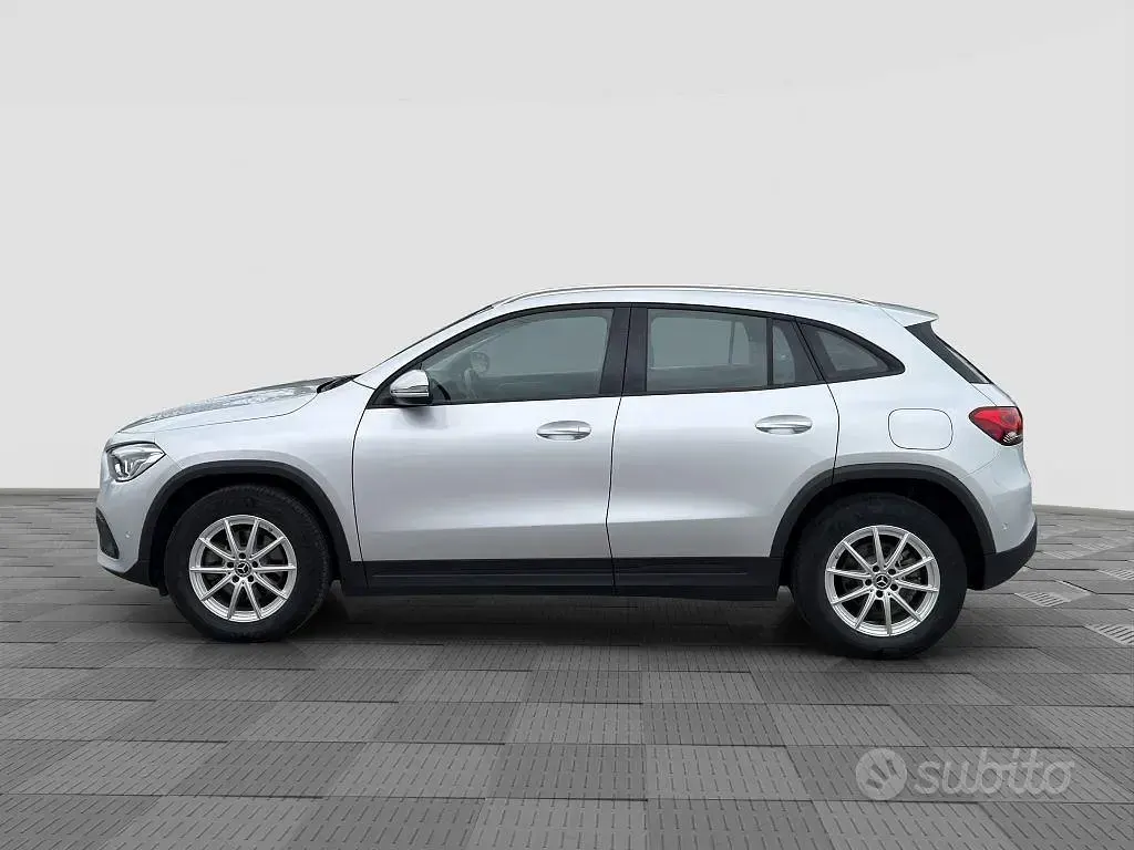 Usata Mercedes GLA180 Business 116 CV (85 kW) 2022 Argento SUV