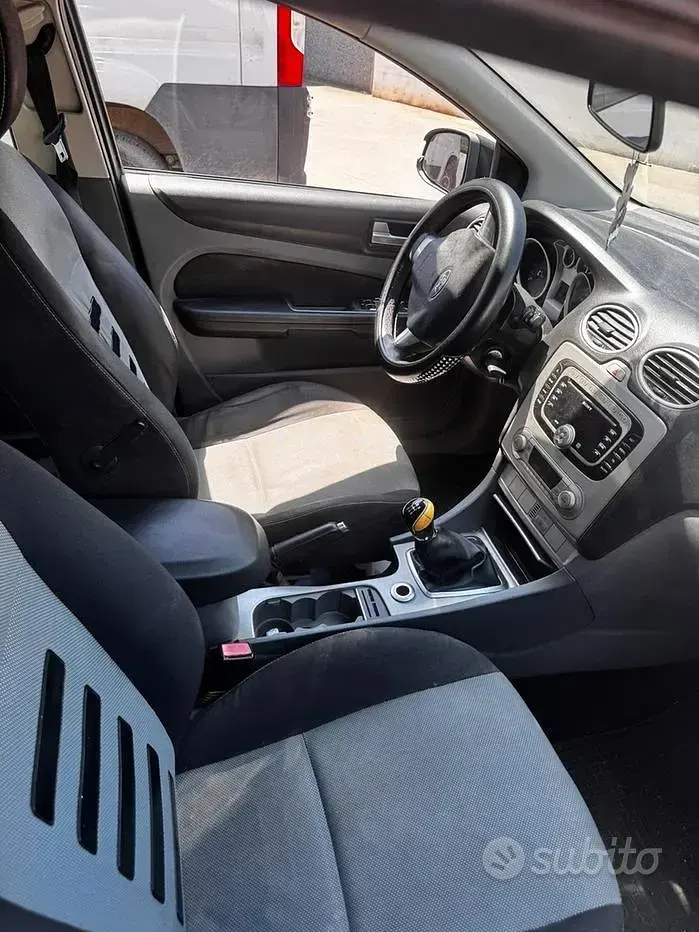 Käytetty Ford Focus 100 HP (73 kW) 2011 Musta Farmari