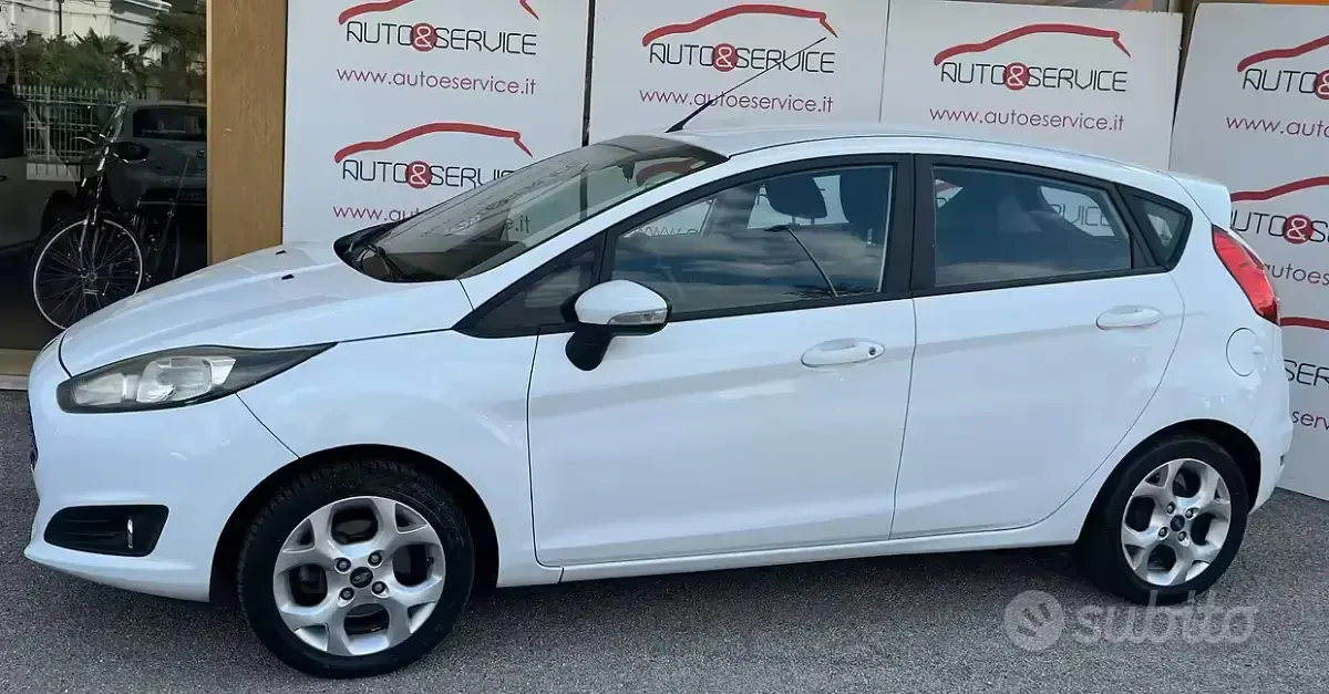 Usata Ford Fiesta 75 CV (55 kW) 2015 Bianco Utilitaria