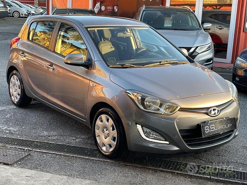 Grigio Usata 2013 Hyundai i20 Edition Tre volumi | 6500 € (Buon prezzo) - Immagine 1/4
