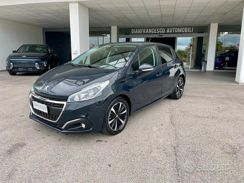 Usata Peugeot 208 Signature Sky 83 CV (61 kW) 2019 Blu Utilitaria