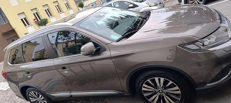 Usata Mitsubishi Outlander Instyle 150 CV (110 kW) 2021 Marrone SUV