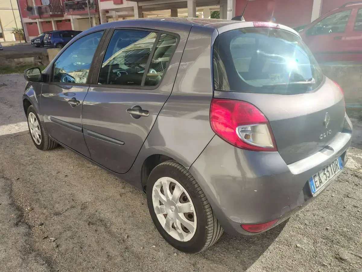 Usata Renault Clio III Dynamique 75 CV (55 kW) 2009 Grigio Berlina