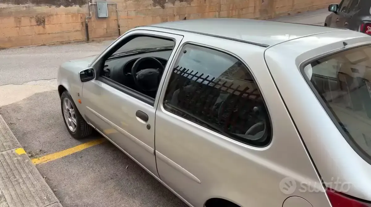 Usata Ford Fiesta 75 CV (55 kW) 2000 Grigio Utilitaria