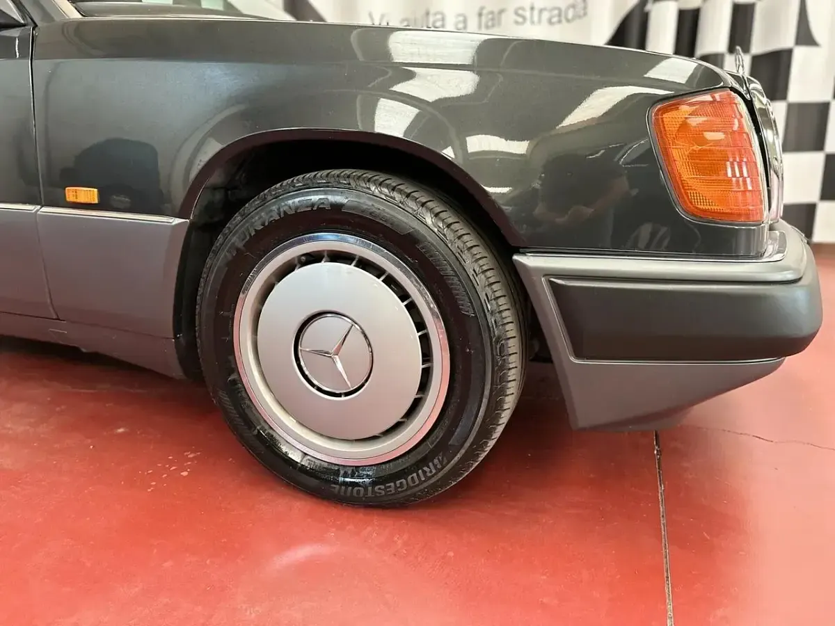 Usata Mercedes 200 122 CV (89 kW) 1991 Grigio Berlina