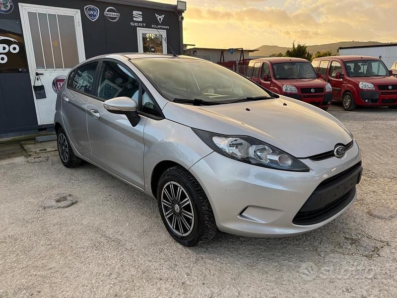 Usata Ford Fiesta Titanium 95 CV (69 kW) 2012 Grigio Berlina