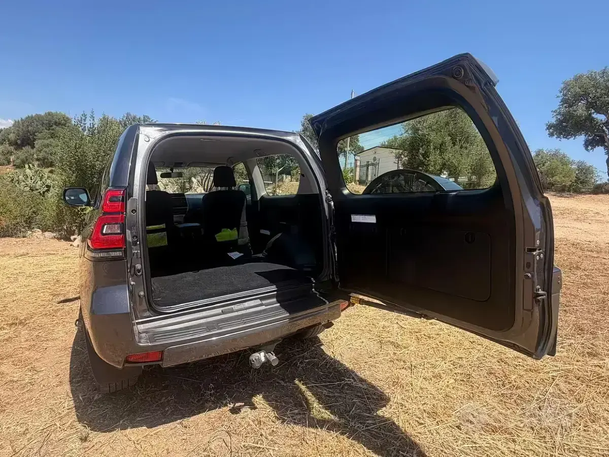 Usata Toyota Land Cruiser 204 CV (150 kW) 2022 Grigio Station wagon
