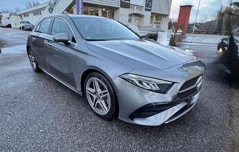 Grigio Usata 2024 Mercedes A180 AMG Line Premium Plus Berlina | 30.900 € (Ottimo prezzo) - Immagine 1/4