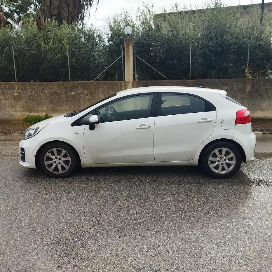 Usata Kia Rio 75 CV (55 kW) 2016 Bianco Utilitaria