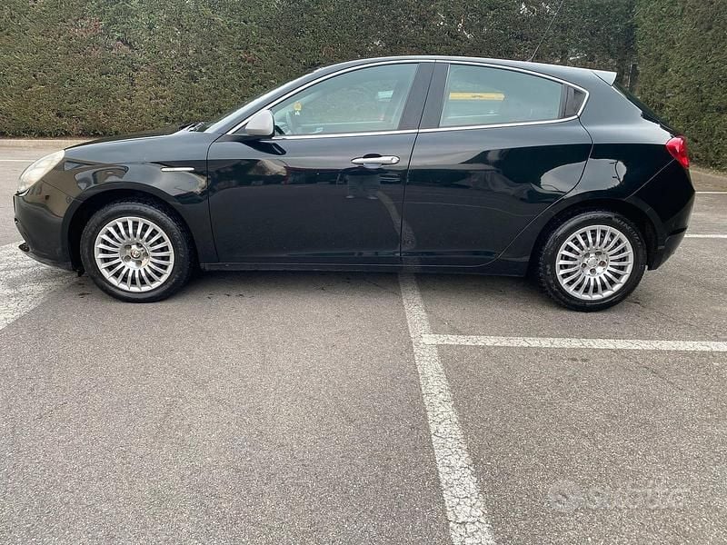 Usata Alfa Romeo Giulietta Distinctive 140 CV (102 kW) 2012 Nero Utilitaria