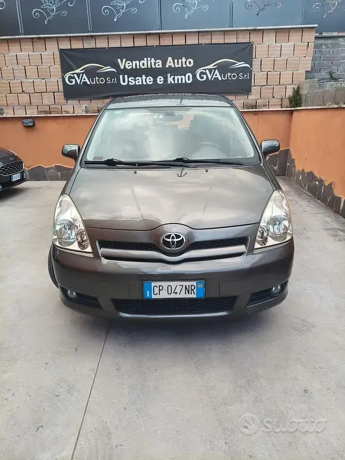 Begagnad Toyota Corolla Verso 116 HK (85 kW) 2004 Grå Minibuss