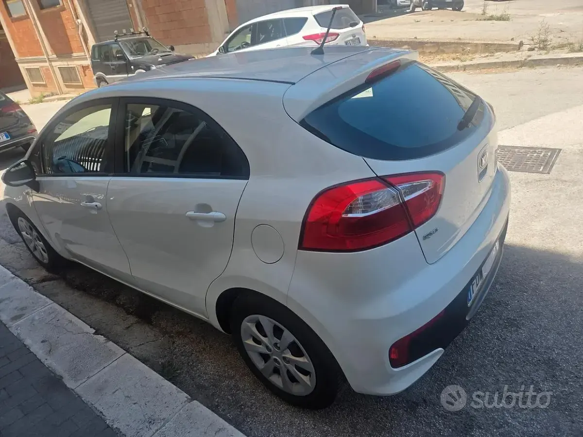 Usata Kia Rio 85 CV (62 kW) 2016 Bianco Utilitaria
