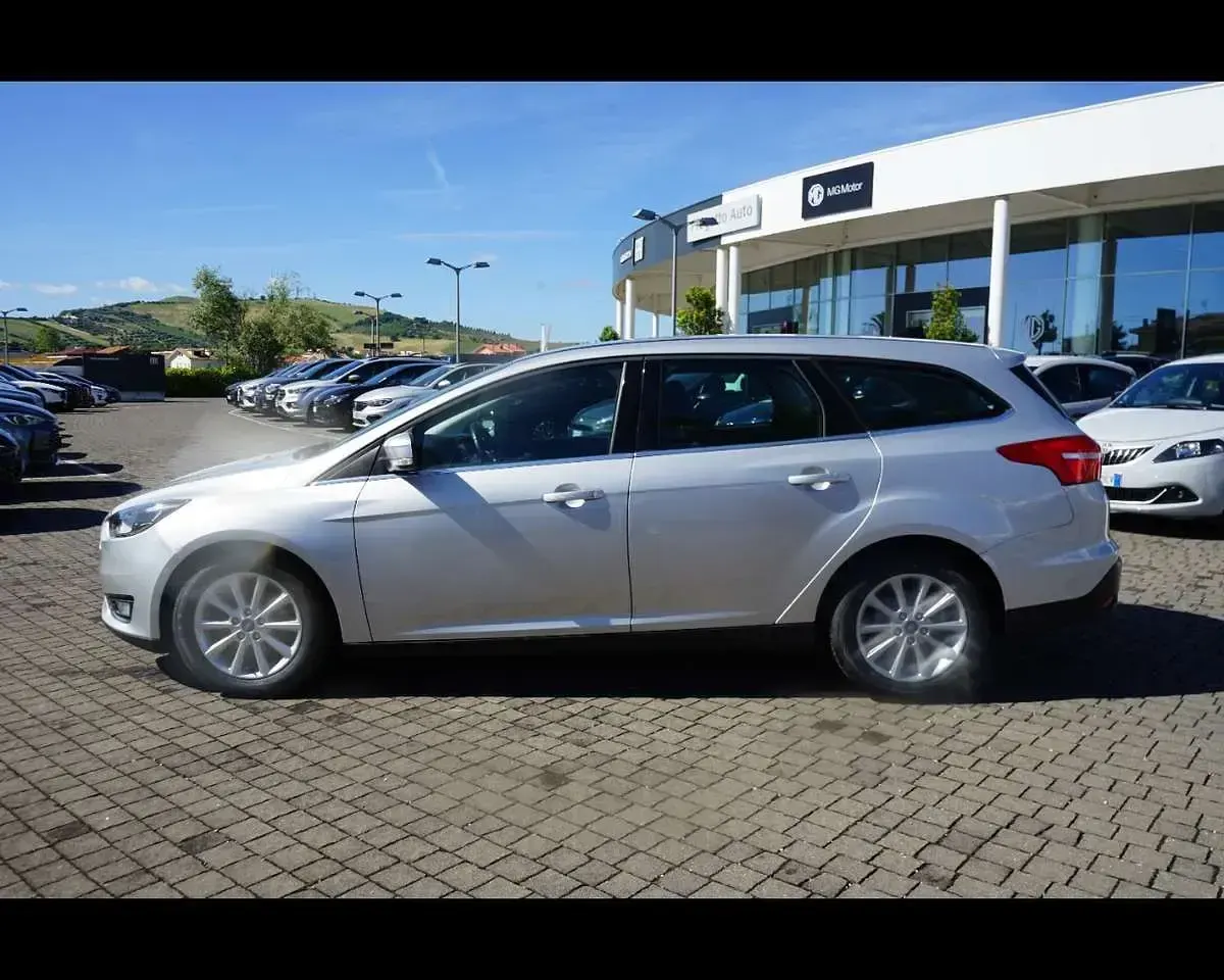 Usata Ford Focus 120 CV (88 kW) 2015 Grigio scuro Station wagon