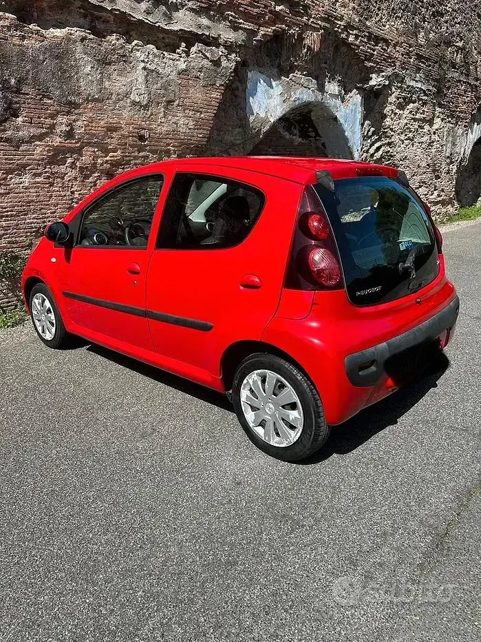 Usata Peugeot 107 Urban Move 68 CV (50 kW) 2013 Rosso Utilitaria