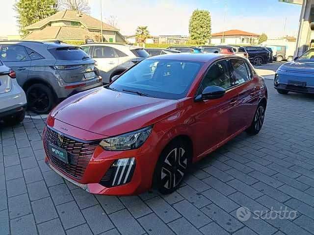 Usata Peugeot 208 Allure 101 CV (74 kW) 2024 Rosso elixir Utilitaria
