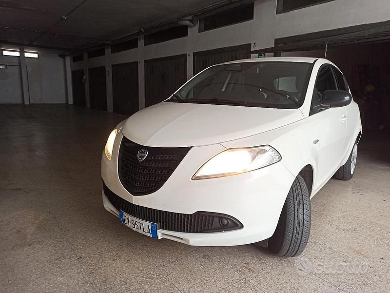 Usata Lancia Ypsilon 80 CV (58 kW) 2015 Bianco Utilitaria