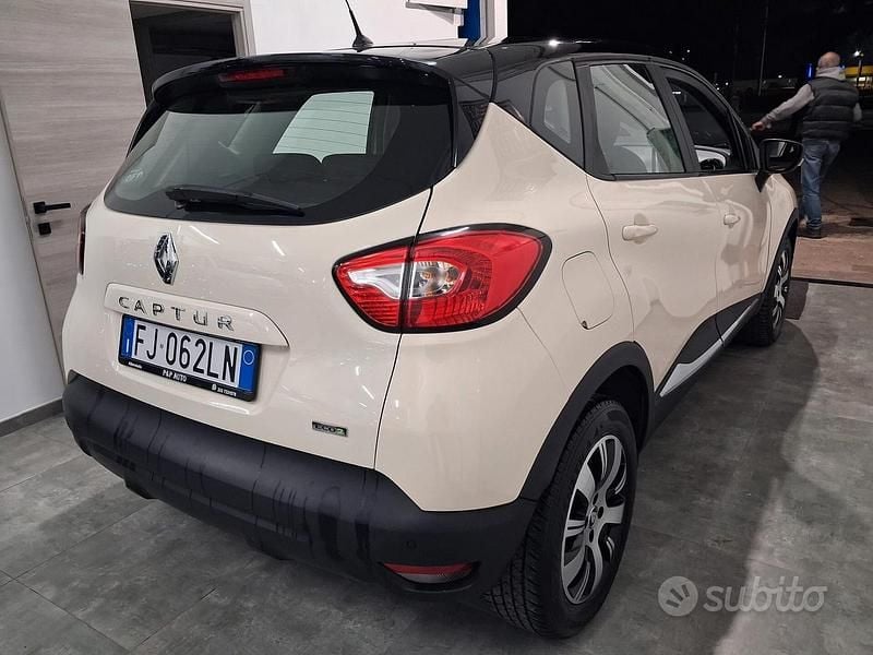 Usata Renault Captur Zen 90 CV (66 kW) 2017 Beige SUV