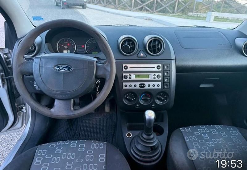 Usata Ford Fiesta 53 CV (38 kW) 2005 Grigio Utilitaria
