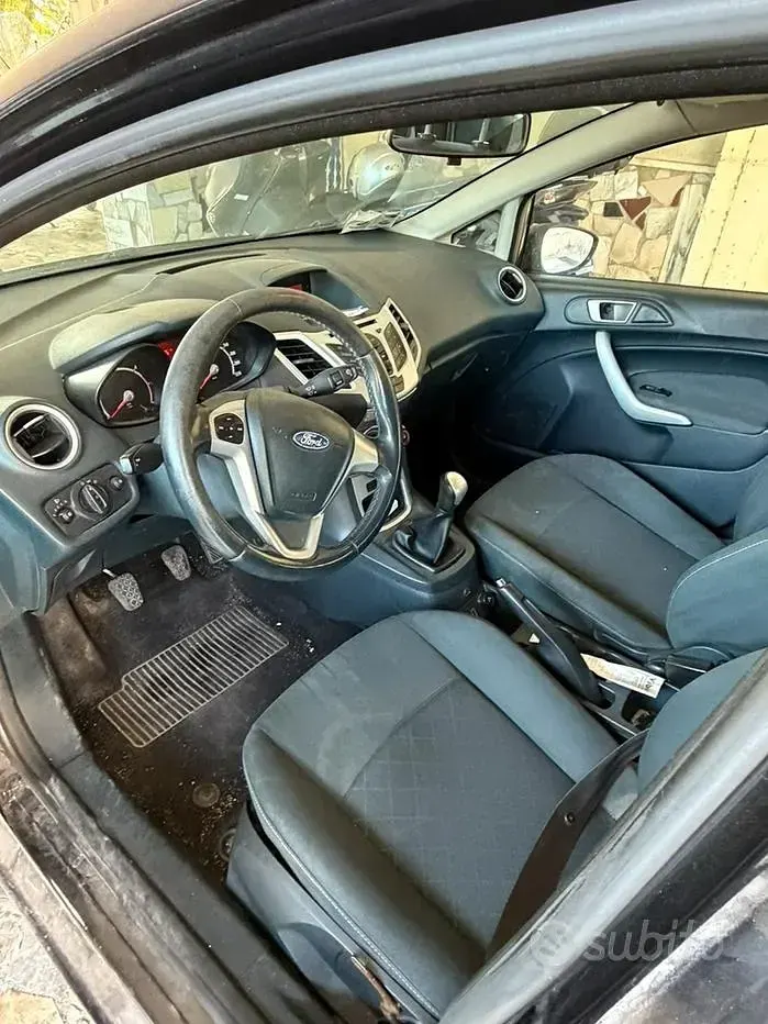 Usata Ford Fiesta 70 CV (51 kW) 2012 Nero Berlina