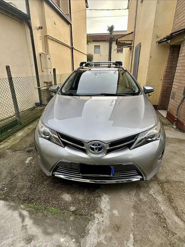 Usata Toyota Auris Hybrid Lounge 99 CV (72 kW) 2013 Grigio Station wagon