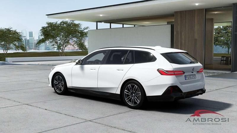 Nuova BMW 520 M Sport 197 CV (144 kW) 2026 Alpin white pastello Station wagon