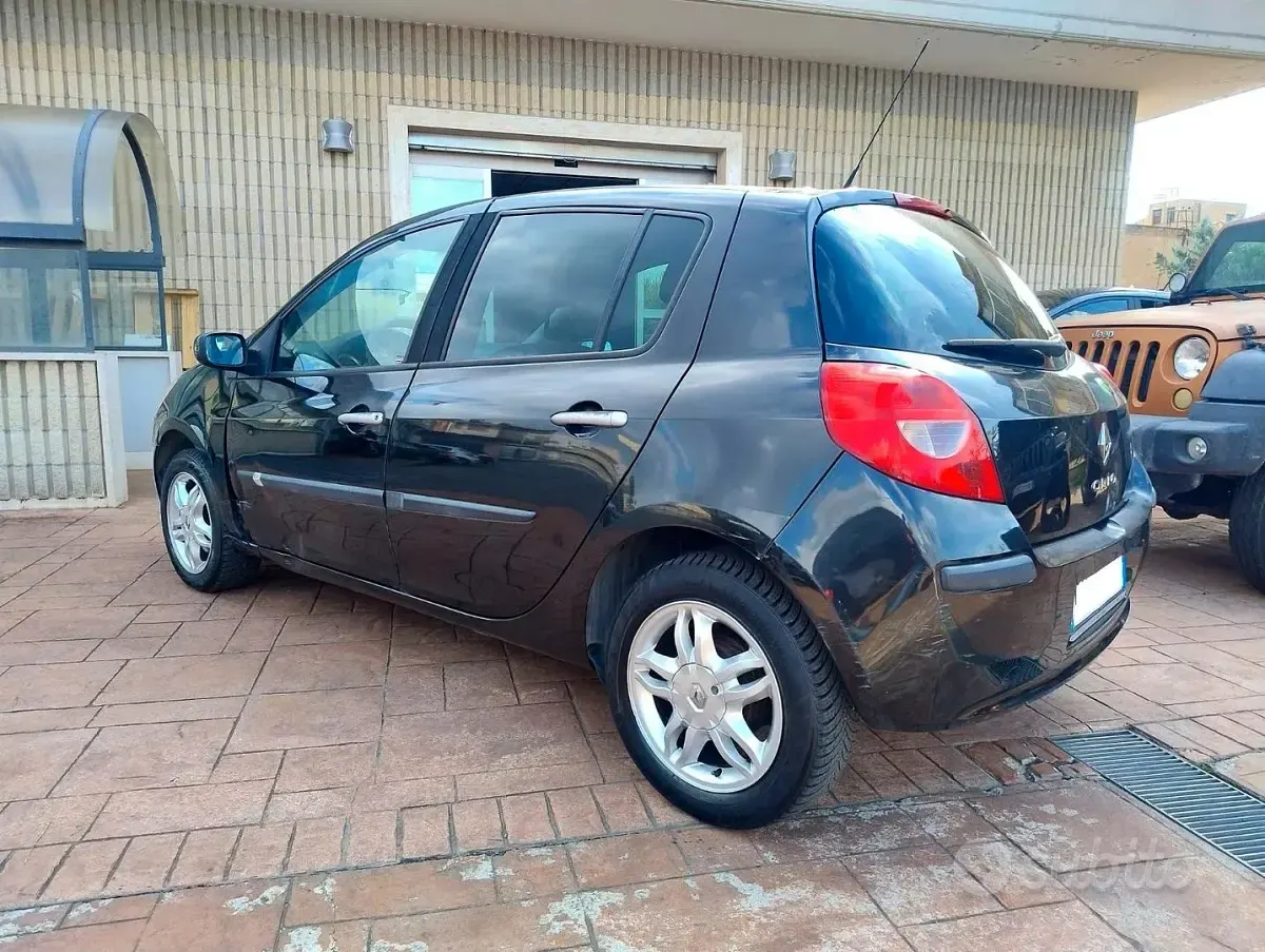 Usata Renault Clio LE 75 CV (55 kW) 2007 Nero Utilitaria