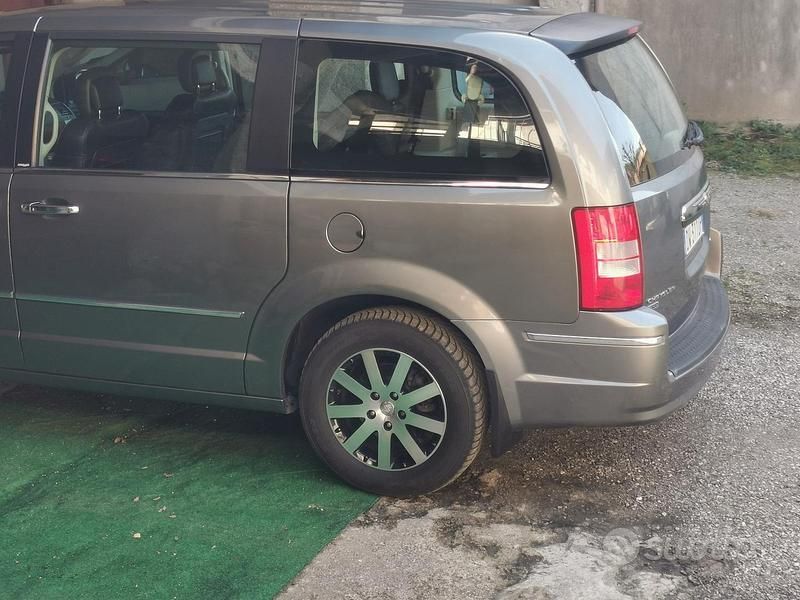 Usata Chrysler Grand Voyager 163 CV (119 kW) 2009 Grigio Monovolume